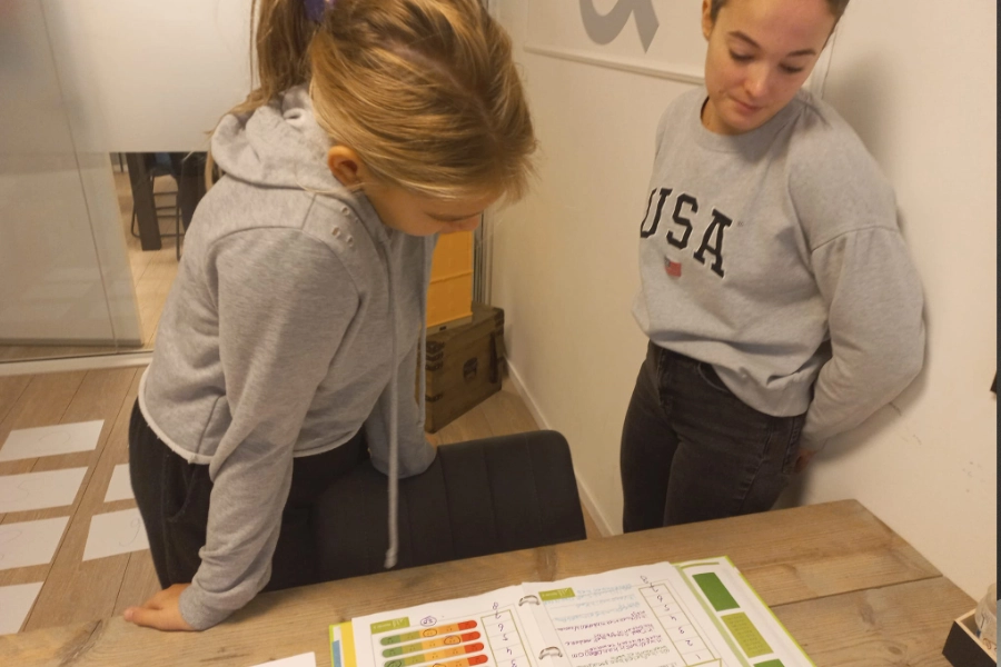 Stagiaire Cato geeft onderwijsondersteuning