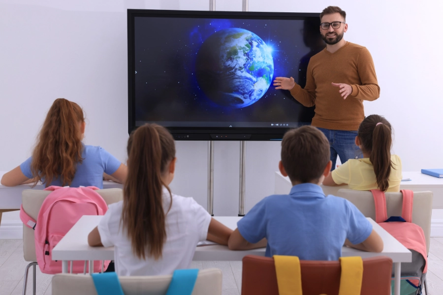leraar geeft les aan een plusklas