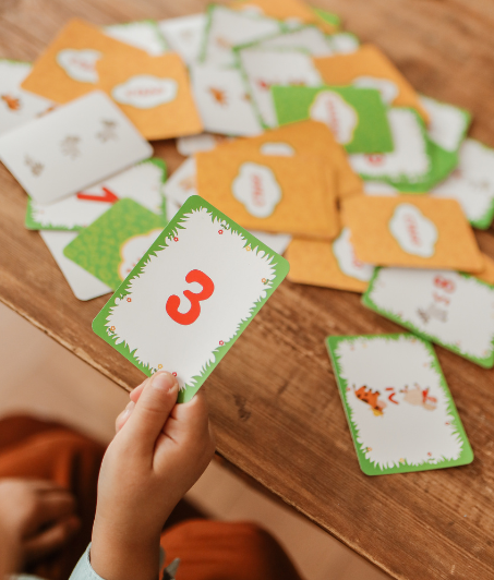 cijfer-kaarten-spelend-leren Jongen krijgt rekenbijles bij Bijzonder Jij
