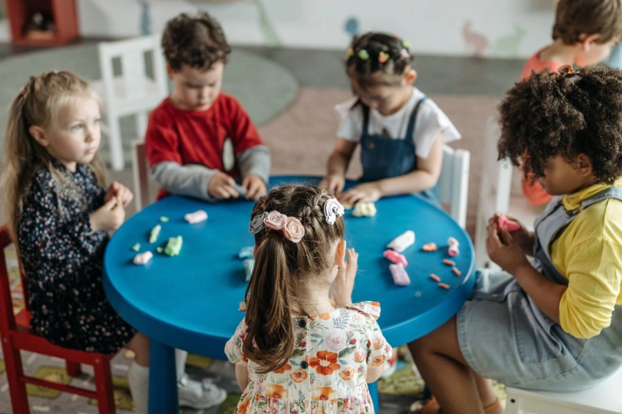 Kinderen die een groepvormen op school